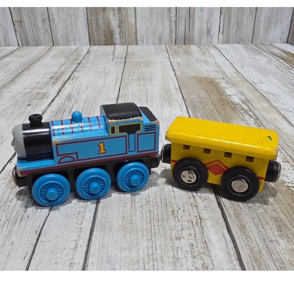 Thomas & Friends Wooden Railway Thomas Engine and Yellow Cargo Car 2001 1501WJ00 - Picture 4 of 7